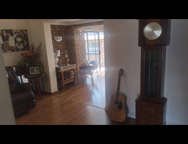 4 BEDROOM HOUSE FOR SALE IN HELIKONPARK